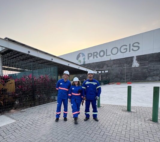 Equipe realizando manutenção em subestações industriais