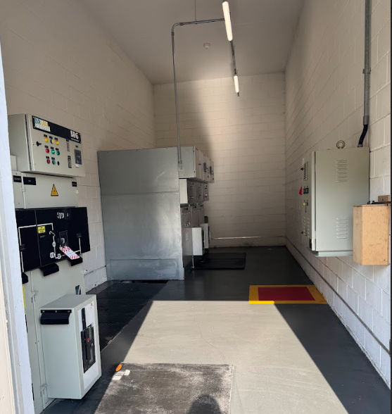 Equipe técnica implementando uma subestação elétrica