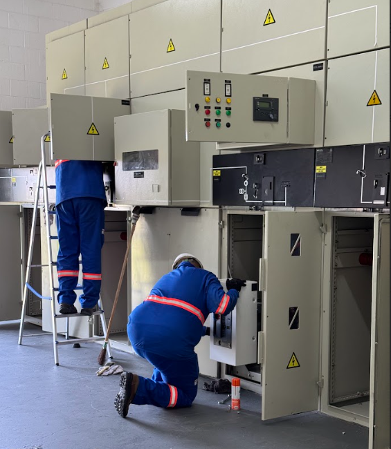 Técnico realizando manutenção preventiva em uma subestação
