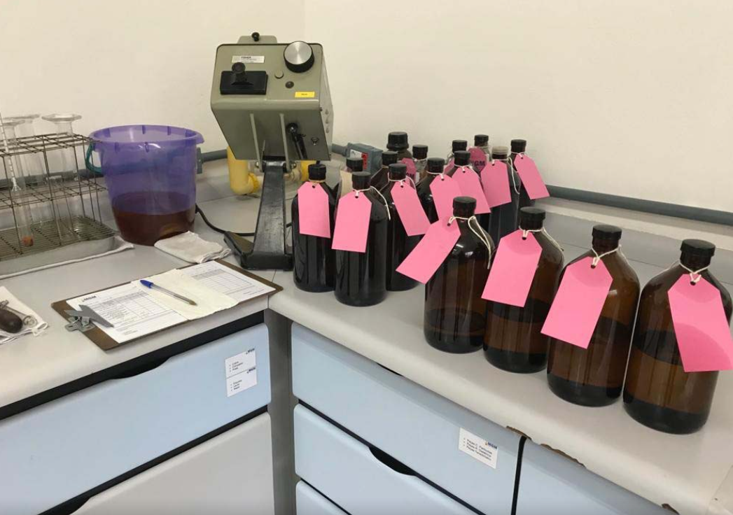 Técnicos usando equipamentos para manutenção preditiva