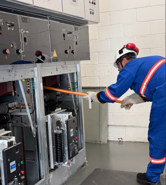 Equipe de manutenção elétrica em atendimento de emergência