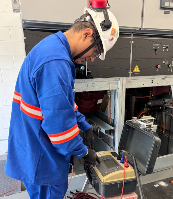 Técnico realizando testes em transformador