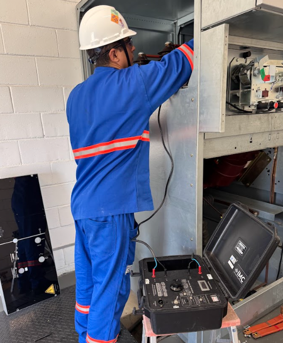 Técnico emitindo laudo técnico em tablet