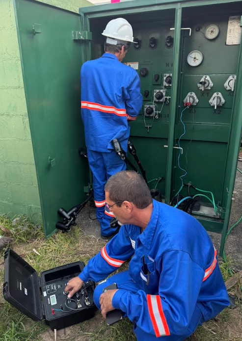 Equipe de engenheiros revisando documentação técnica